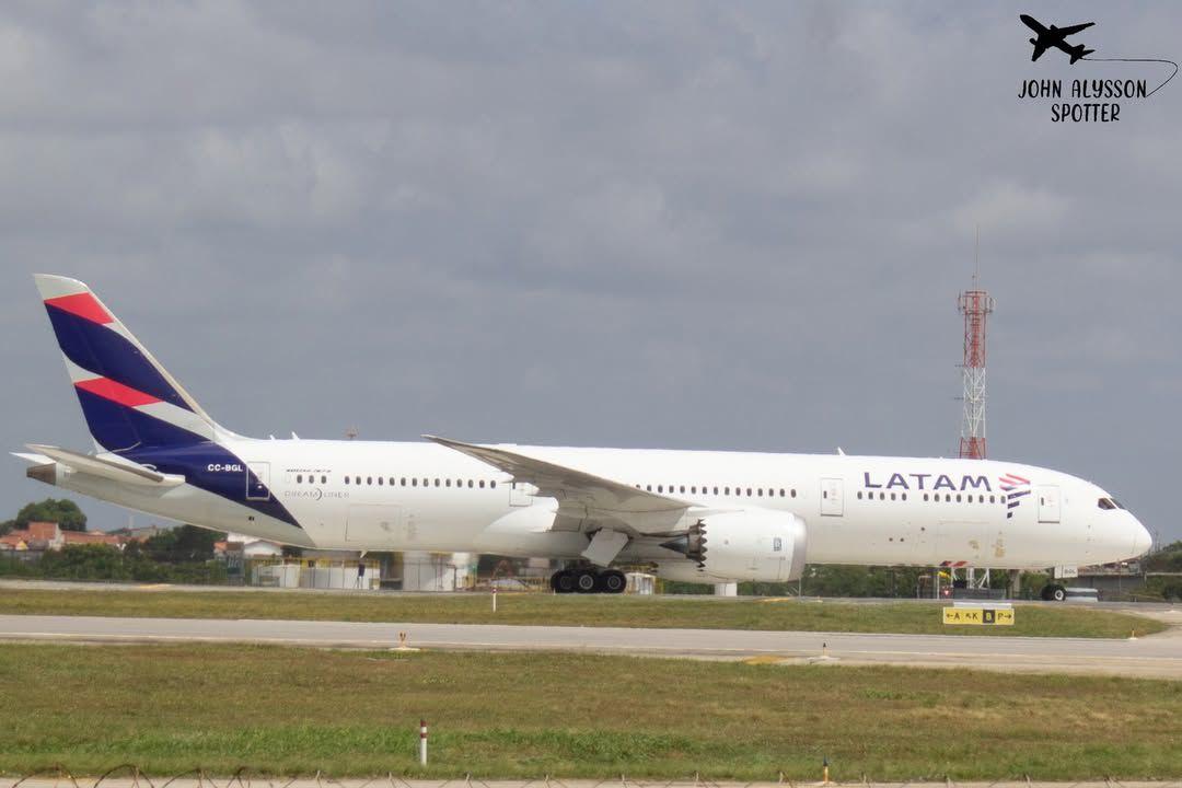 Foto mostra avião da Latam na pista.