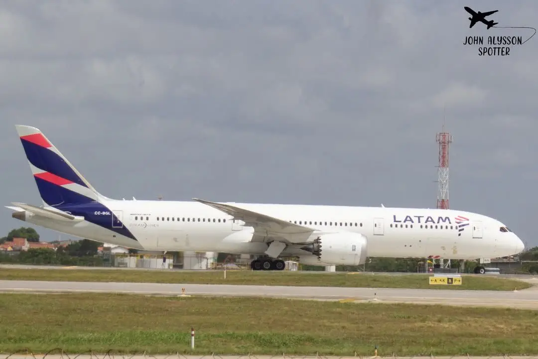 Foto mostra avião da Latam na pista.