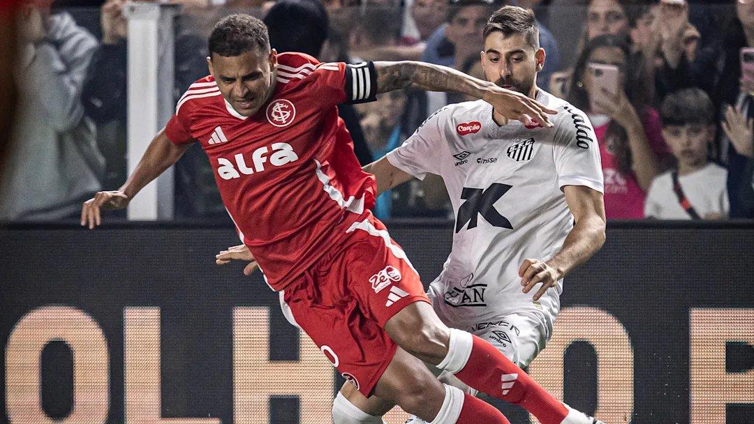 Atletas em ação durante Internacional x Santos