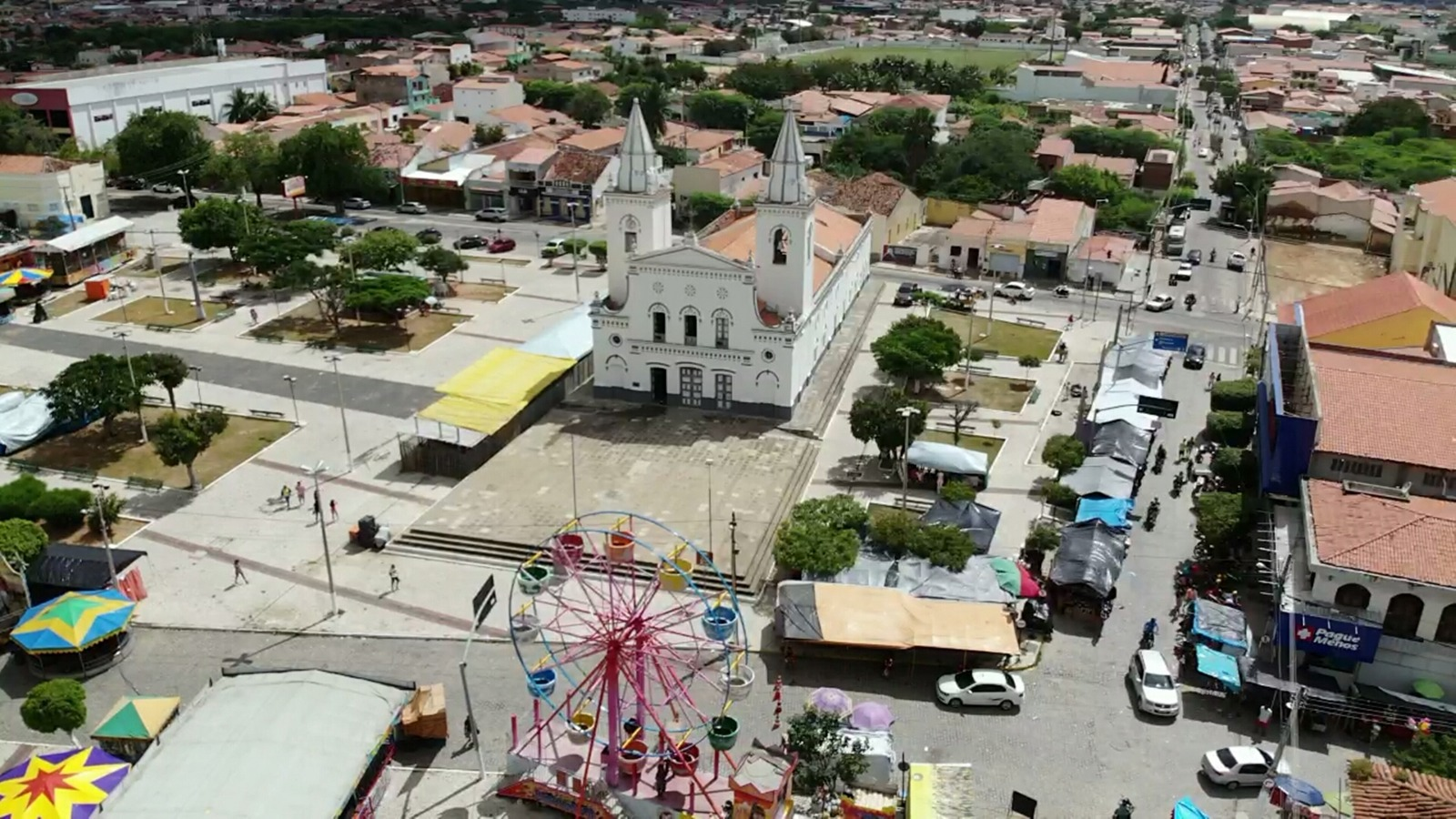Foto que contém vista aérea da Igreja Matriz de Quixeramobim.