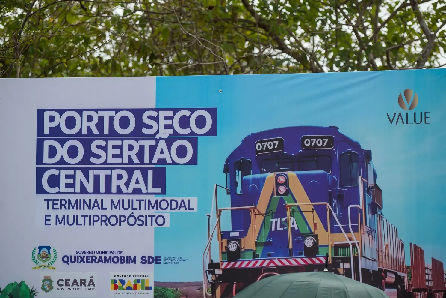 Foto que contém placa do Porto Seco do Sertão Central, em Quixeramobim.