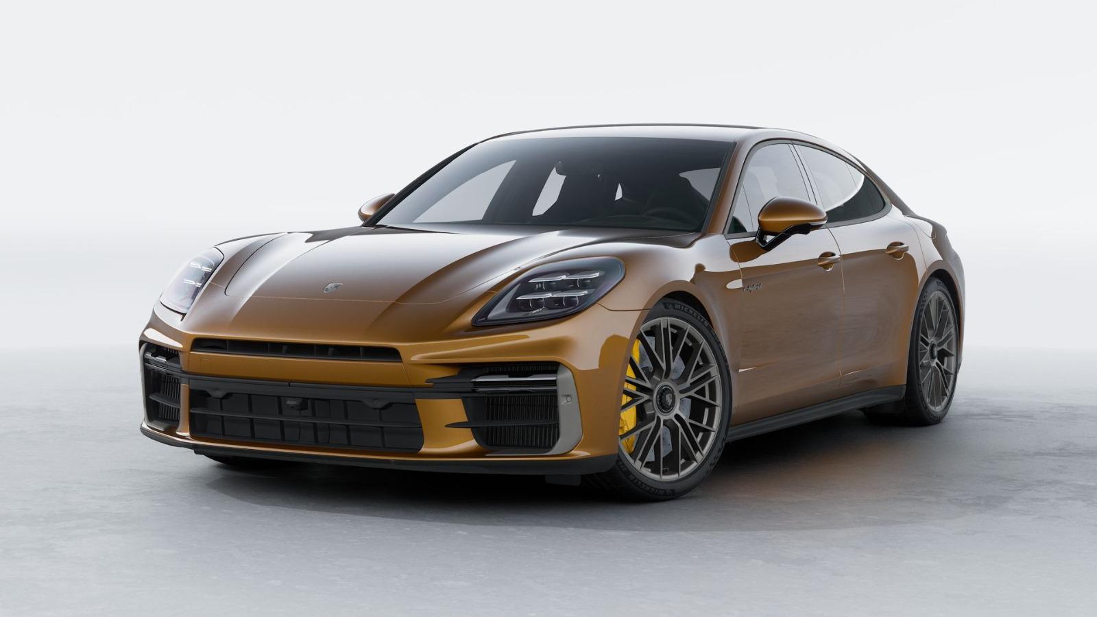 Vista frontal do veículo sedã, com parte da lateral do lado do motorista, na cor caramelo.