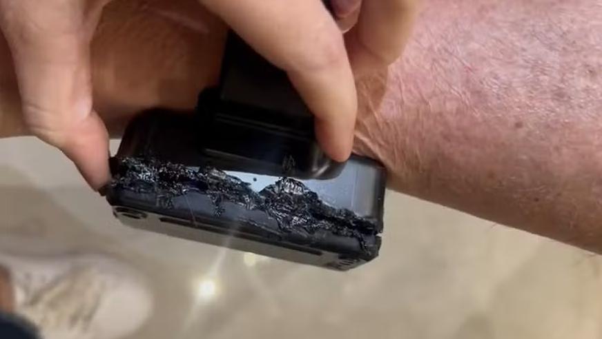 Imagem da tornozeleira eletrônica de Jair Bolsonaro.