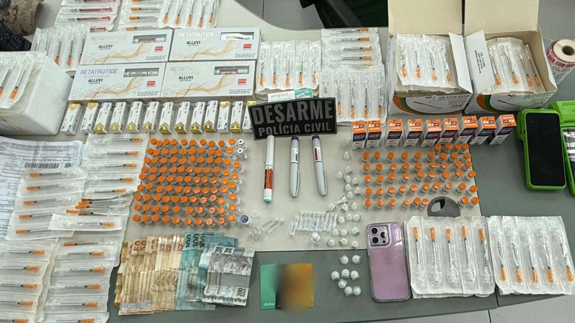 Medicamentos apreendidos com o suspeito.