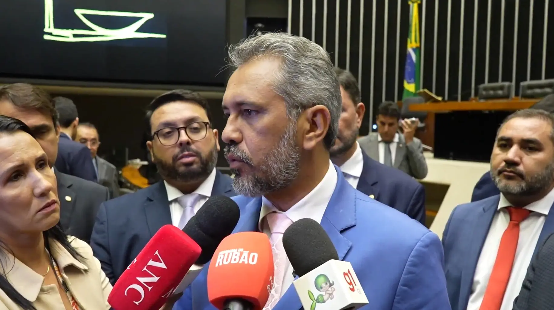 Elmano de Freitas está dando coletiva de imprensa no plenário da Câmara dos Deputados ao lado de parlamentares e aliados políticos.