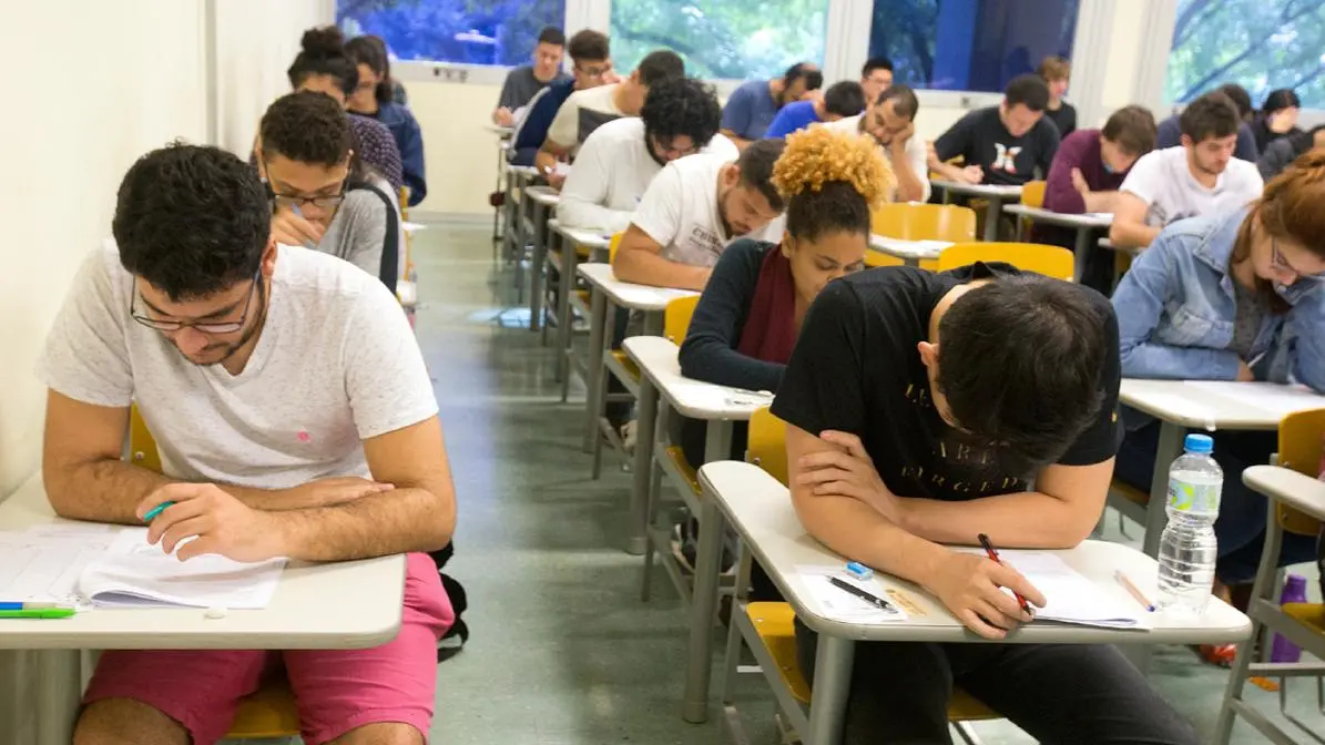 Estudantes realizando prova.