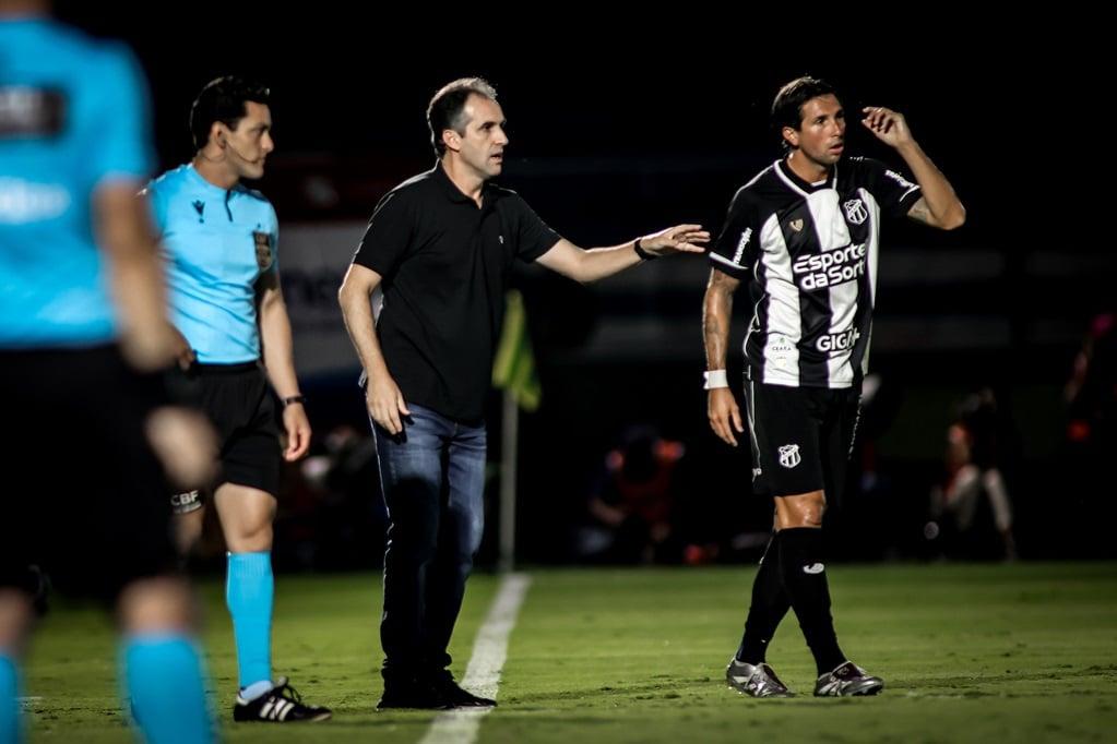 Foto de Léo Condé, técnico do Ceará, e Lucas Mugni, meia do Ceará