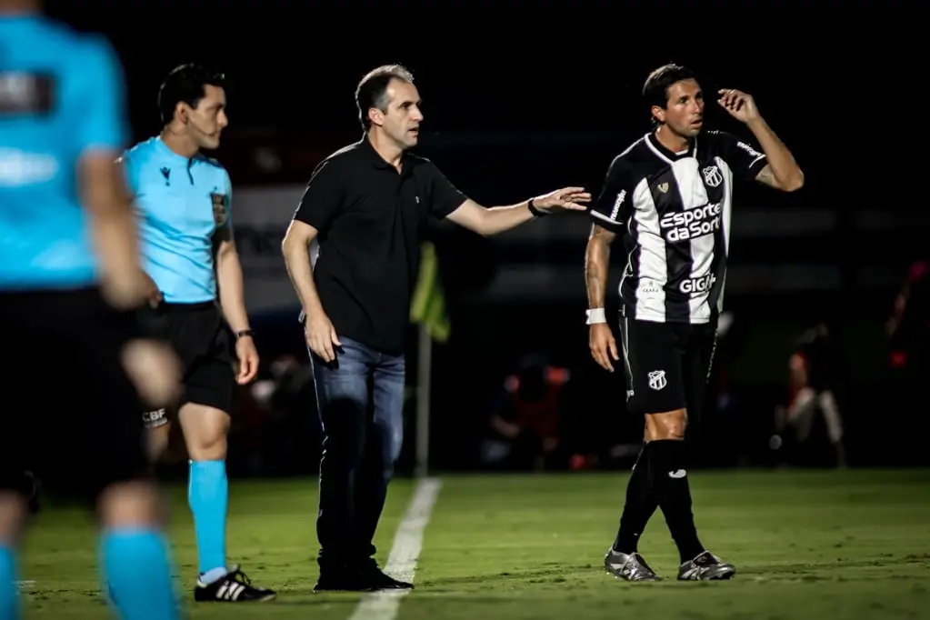 Foto de Léo Condé, técnico do Ceará, e Lucas Mugni, meia do Ceará