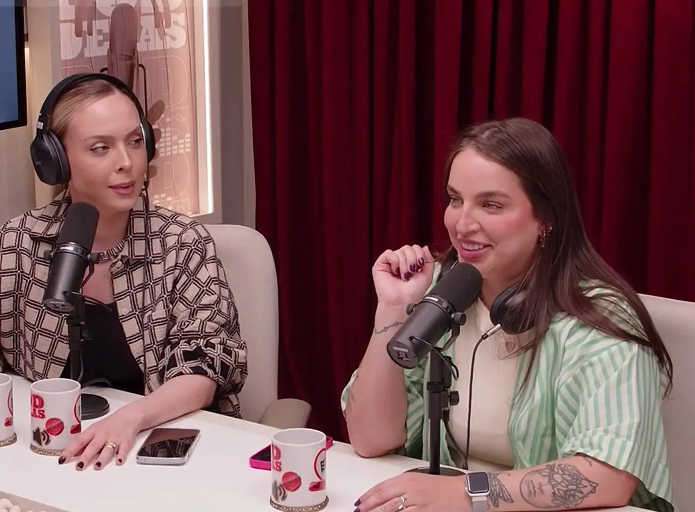 Boo e tata durante o podcast poddelas.