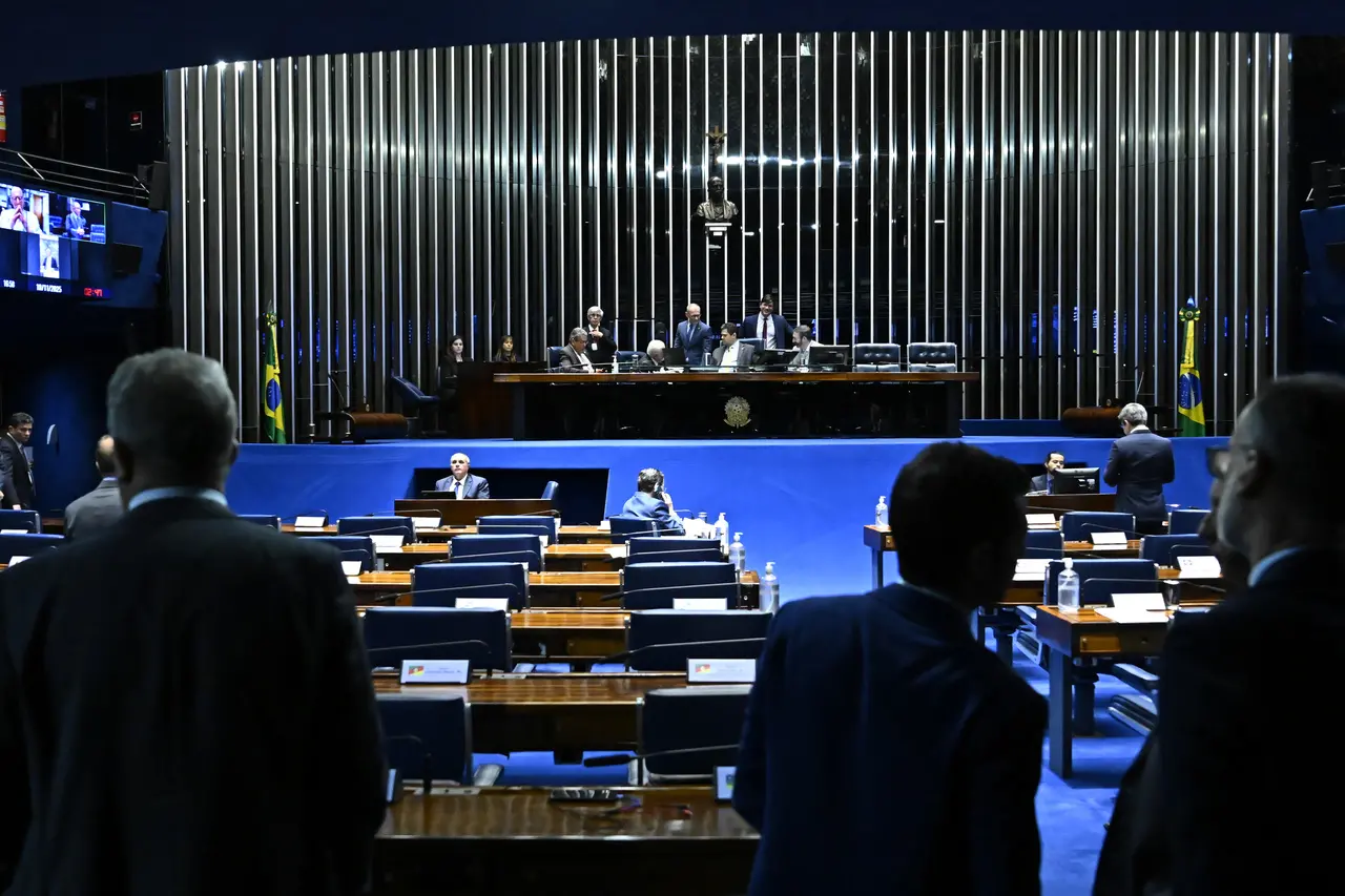 Foto mostra senadores no Plenário do Senado Federal.