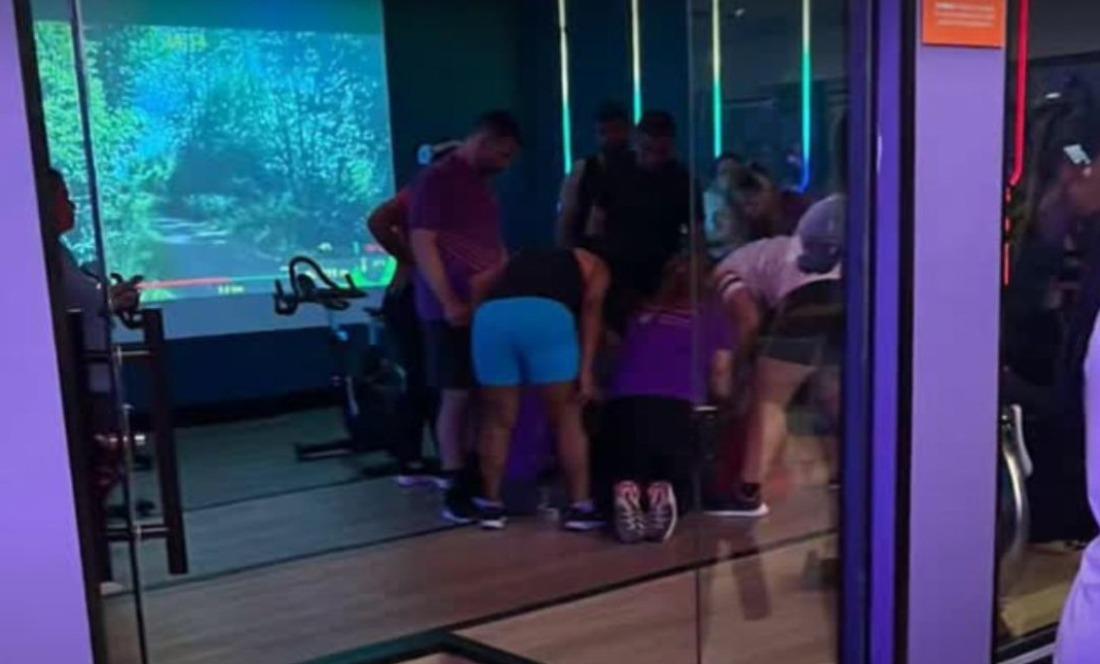 Imagem mostra grupo de pessoas aglomeradas em volta de mulher que faleceu devido a mal súbito em aula de spinning em academia de Maranguape.