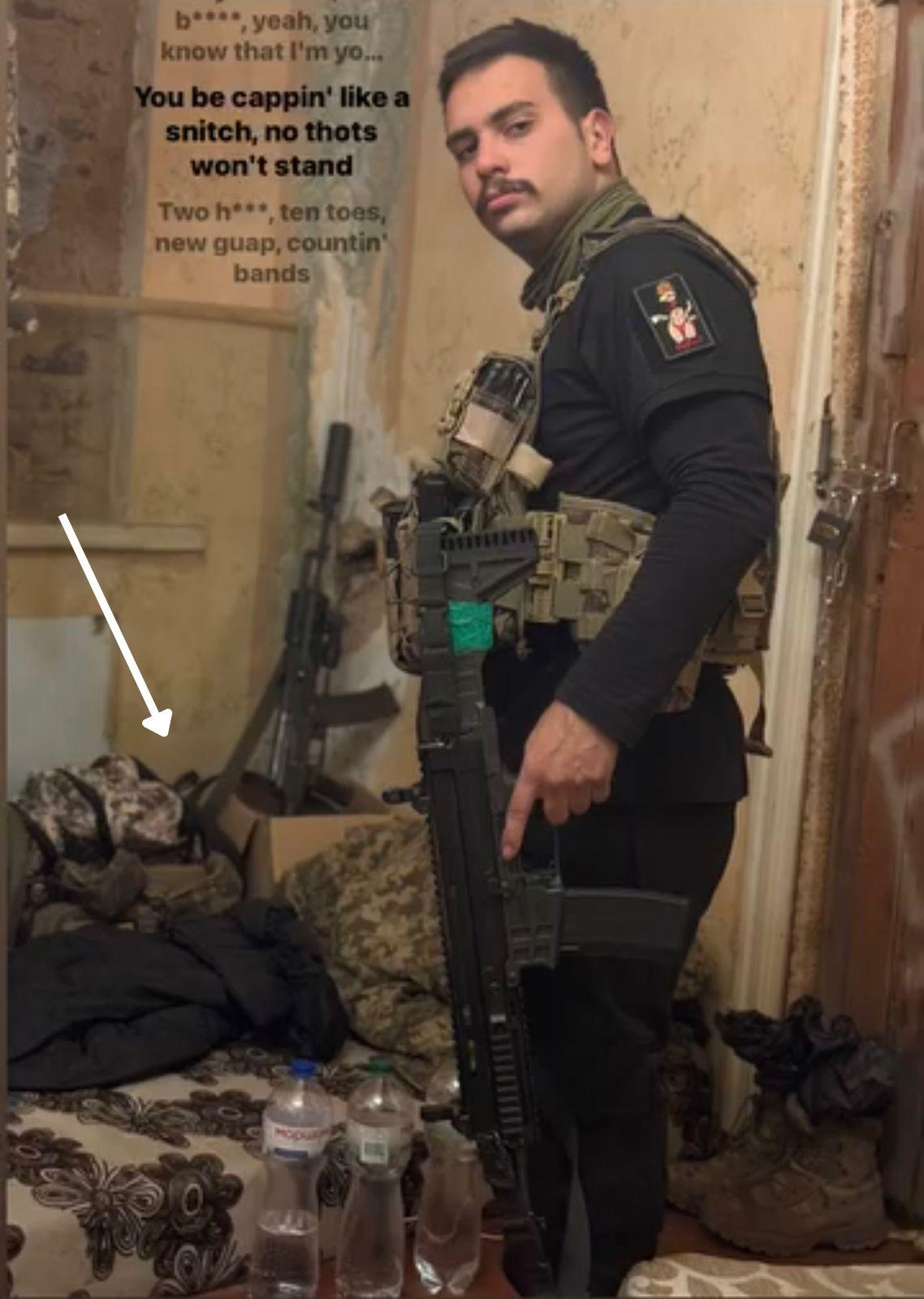 Cearense que luta na guera da Ucrânia posando armado dentro de um abrigo improvisado.