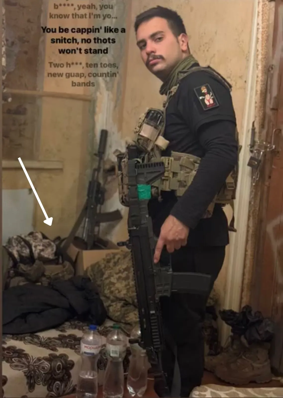 O dormitório dos soldados em guerra geralmente são casas abandonadas por civis, geralmente localizadas entre 3 km e 5 km de distância da linha de combate. Carlos explica que a cena registrada na foto é, para ele, “um dormitório em um dia bom”.