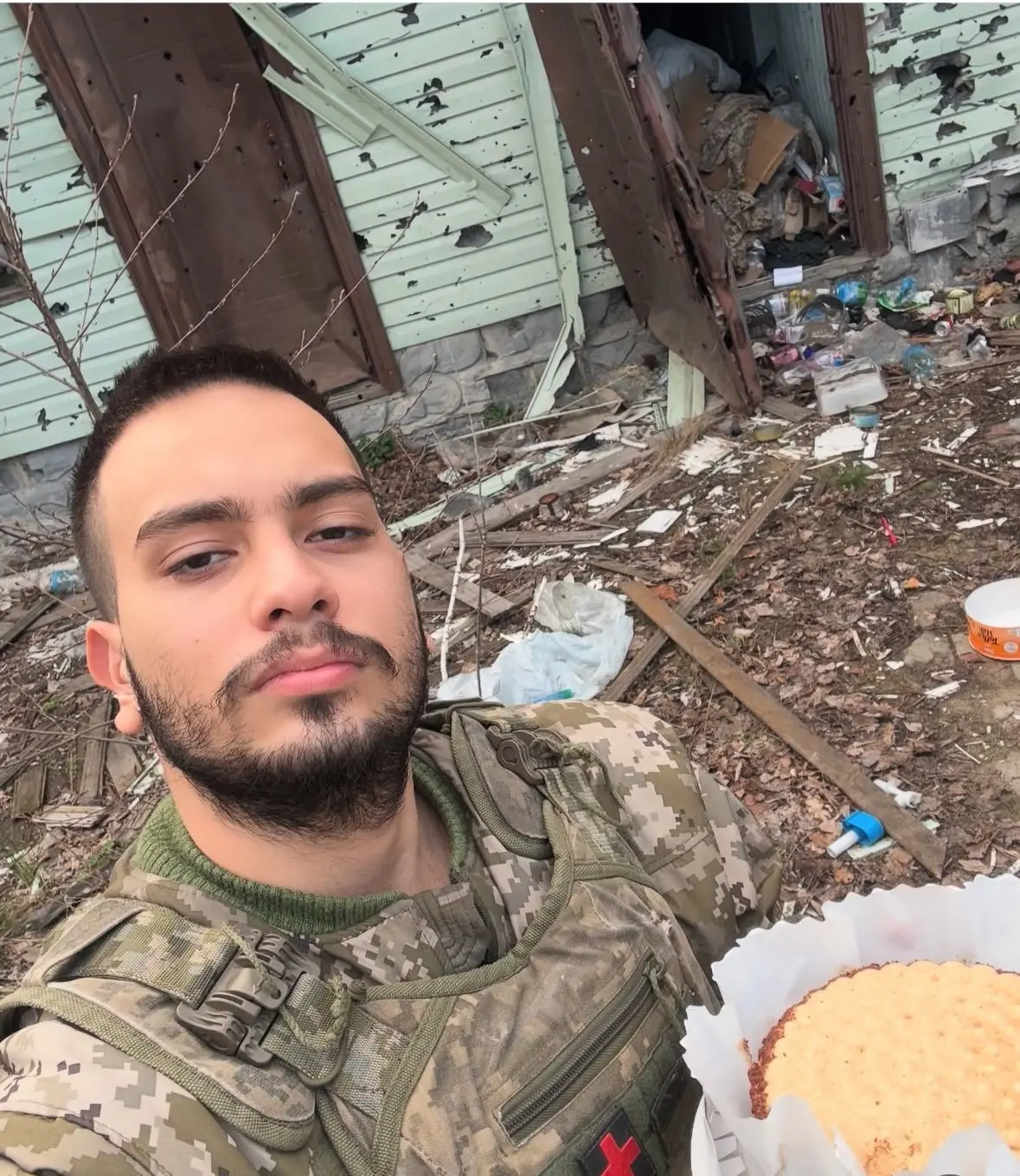 Imagem mostra cearense com bolo de aniversário na guerra da Ucrânia.