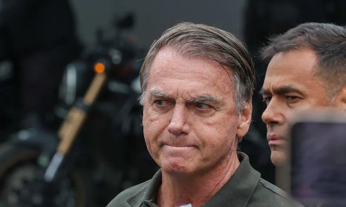 Bolsonaro com a boca cerrada após saír da sede da Polícia Federal.