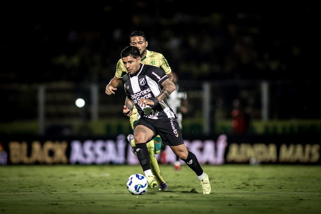 Atletas de Mirassol e Ceará disputam bola