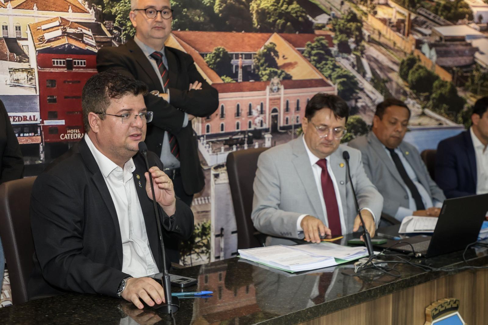 Foto de Bruno Mesquita na Comissão Especial do Plano Diretor.