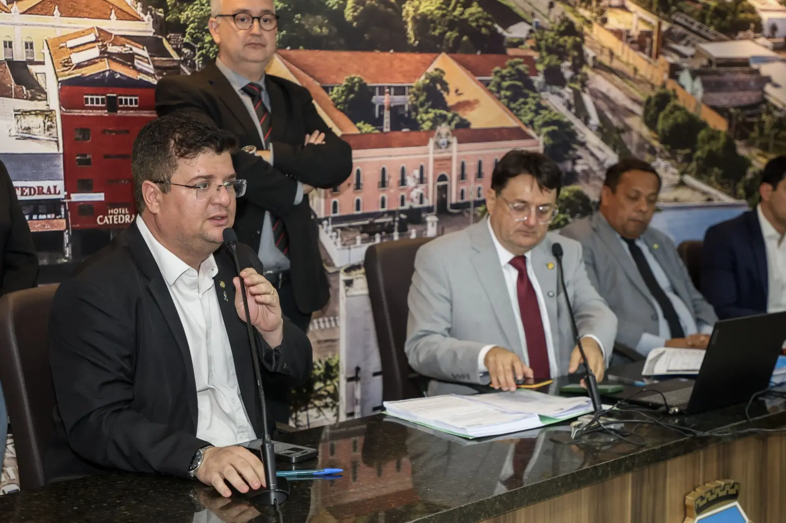 Foto de Bruno Mesquita na Comissão Especial do Plano Diretor.