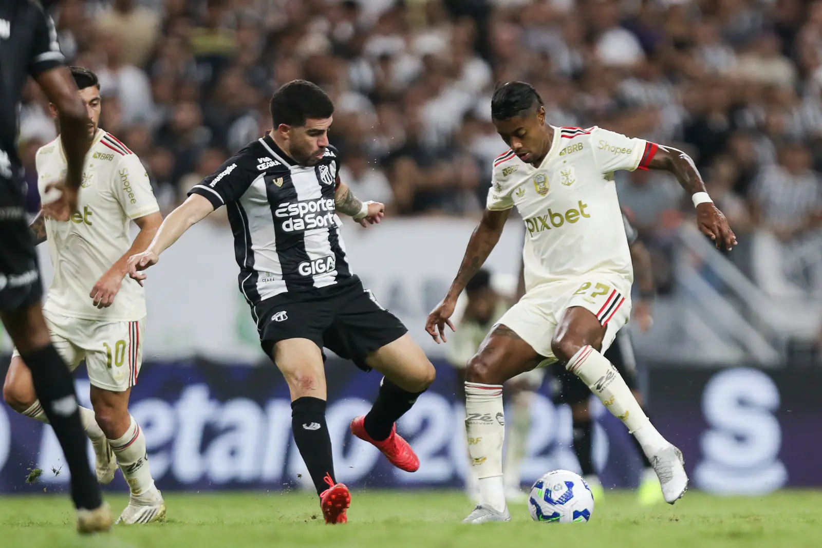 Atletas de Ceará e Flamengo disputam bola