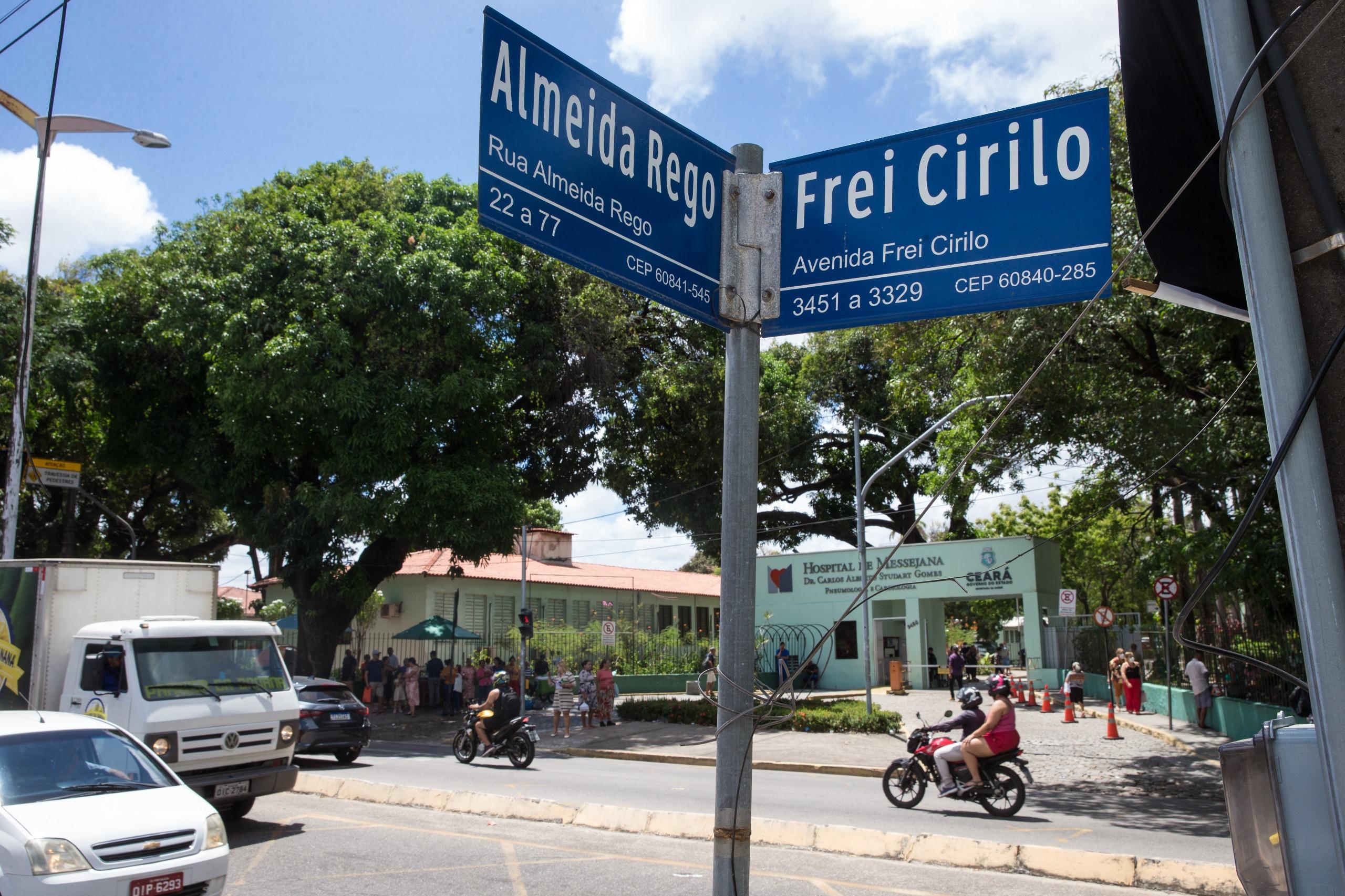 Placa da Avenida Frei Cirilo com o Hospital do Coração ao funo.