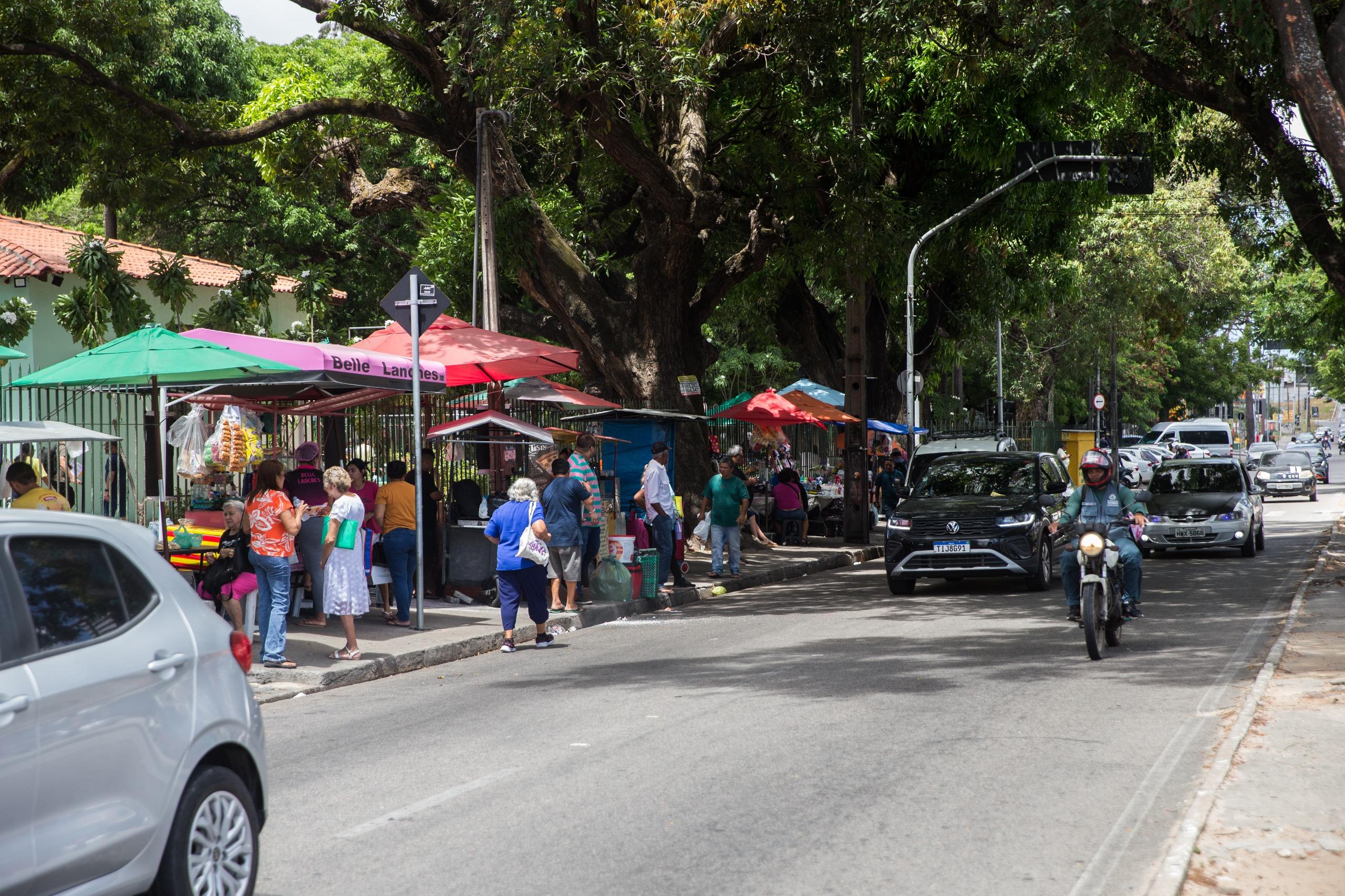 Comércio ambulante na frente do Hospital do Coração