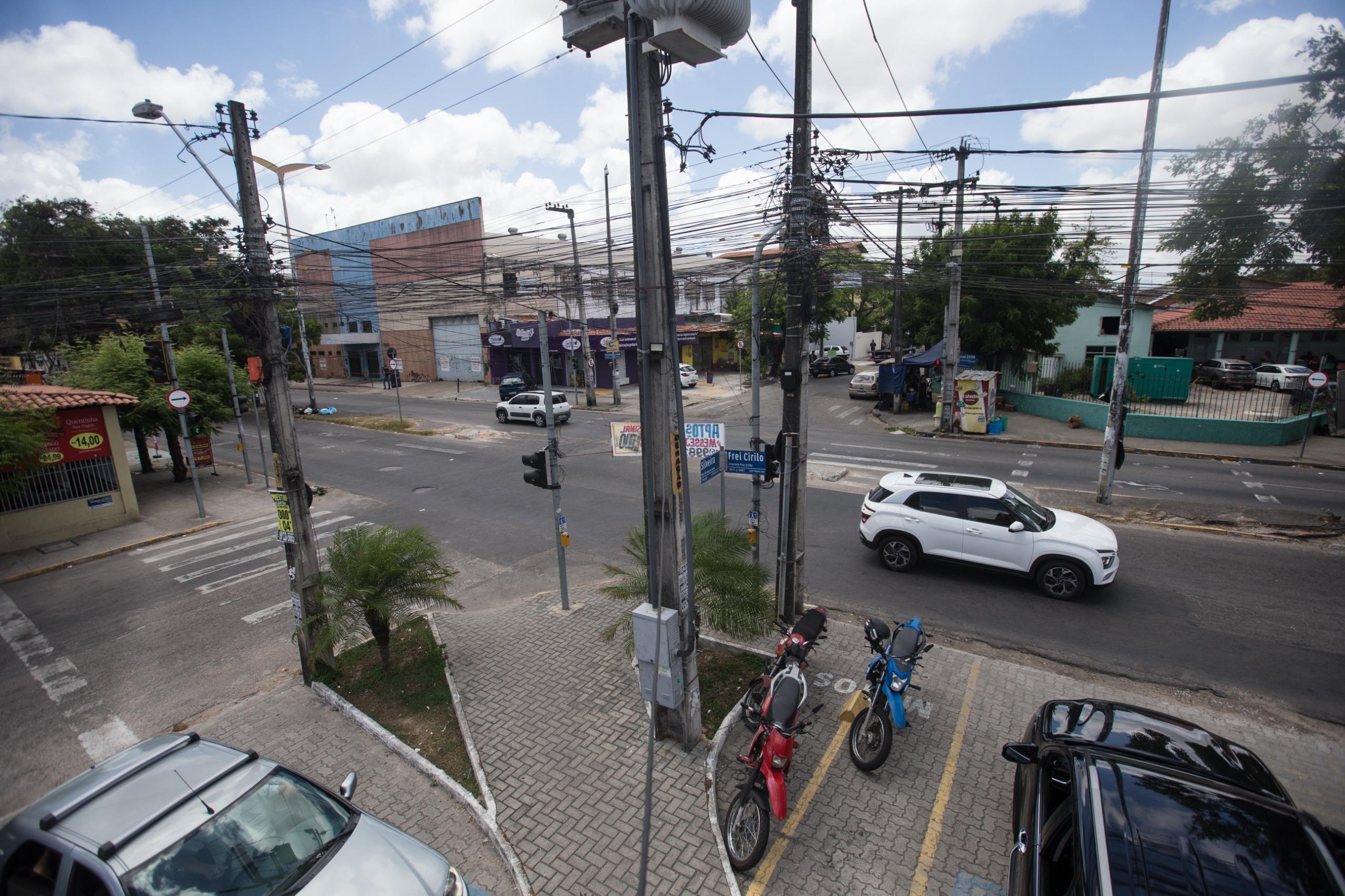 Cruzamento da avenida Frei Cirilo com a rua Silveira Mota em frente ao Hospital do Coração.