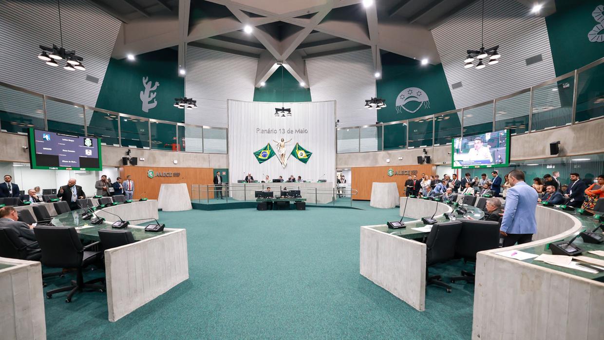 Foto mostra Plenário 13 de Maio durante votação de projetos na Alece.