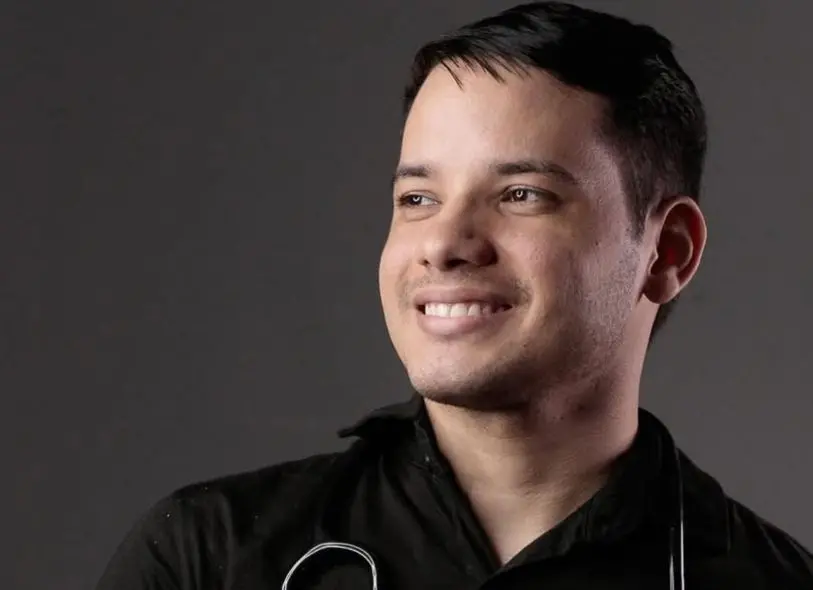 Edcley Teixeira de perfil. É um homem jovem, de cabelo preto. Na foto, usa camisa de botão preta e está com um estetoscópio sobre o pescoço.