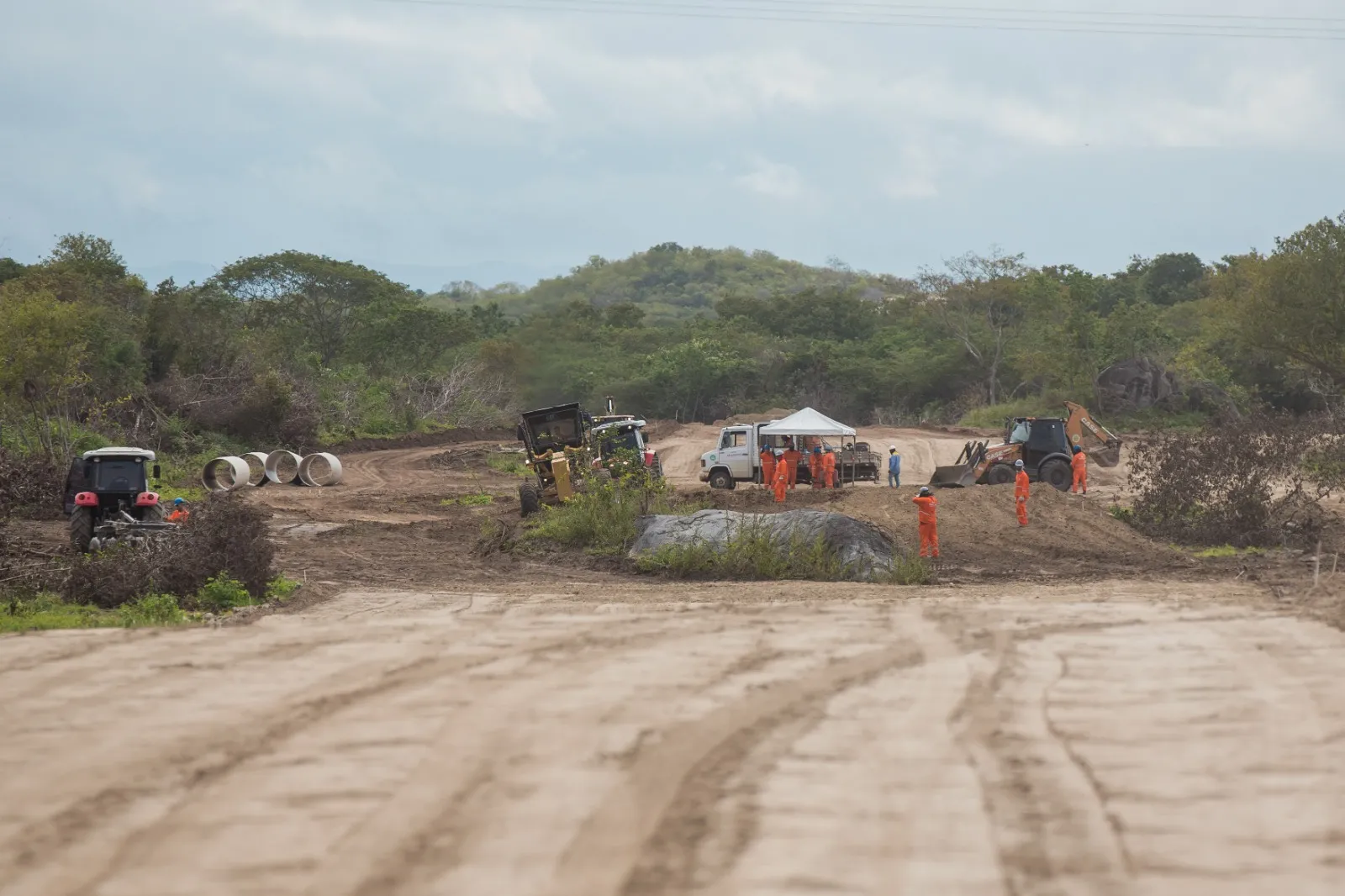 Obra está na fase final da terraplanagem, em Quixeramobim.