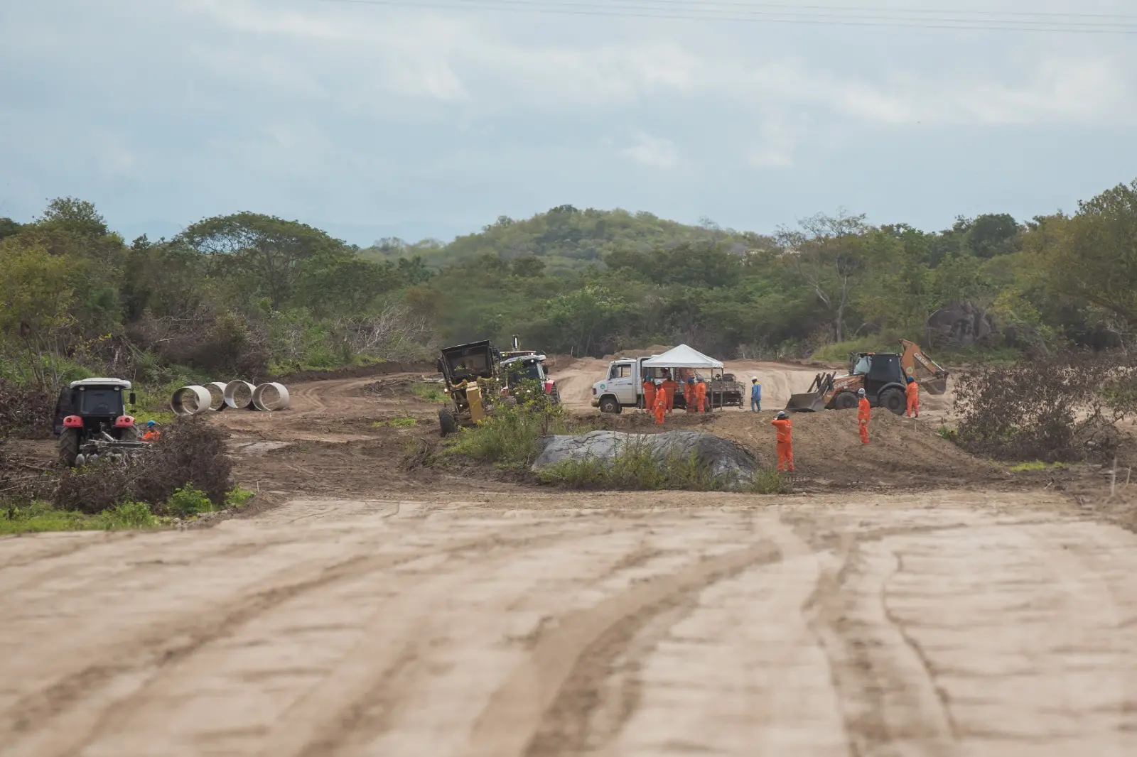 Vista de máquinas trabalhando em um terreno.