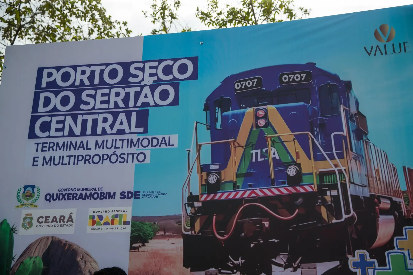 Placa com o nome do empreendimento: Porto Seco do Sertão Central.