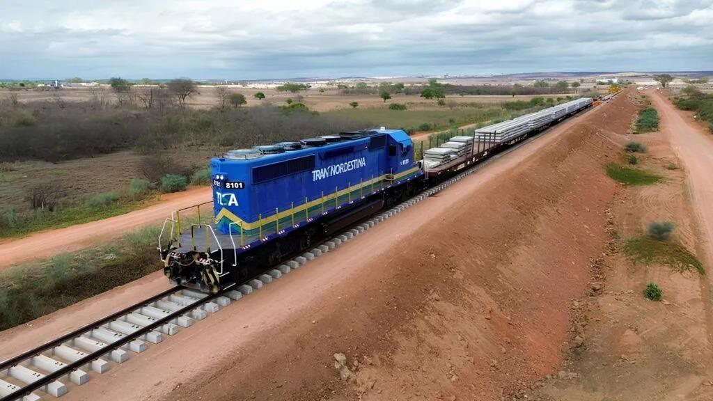 Imagem mostra a ferrovia Transnordestina transportanto equipamentos e materias para sua própria construção.