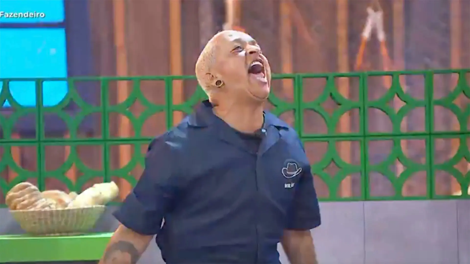 Imagem mostra o estilista Walério Araújo comemorando vitória na prova do fazendeiro em a fazenda 17.