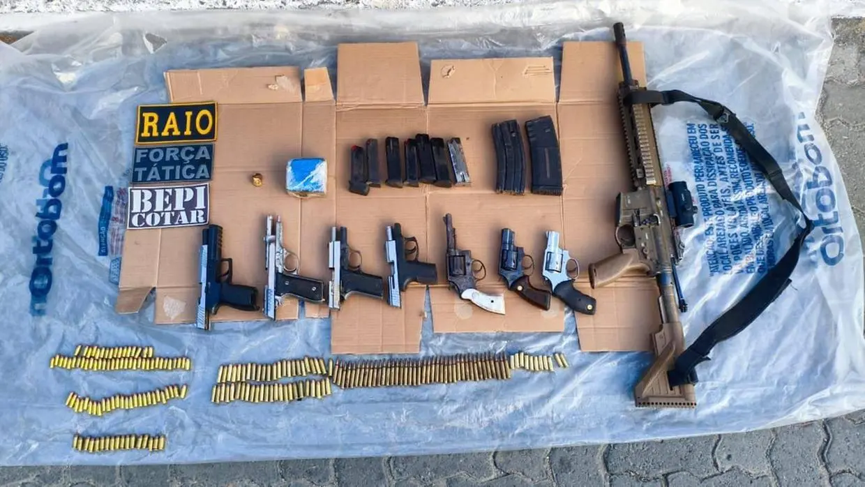A imagem mostra várias armas de fogo e centenas de munições, apreendidos com suspeitos mortos em intervenções policiais no Ceará.