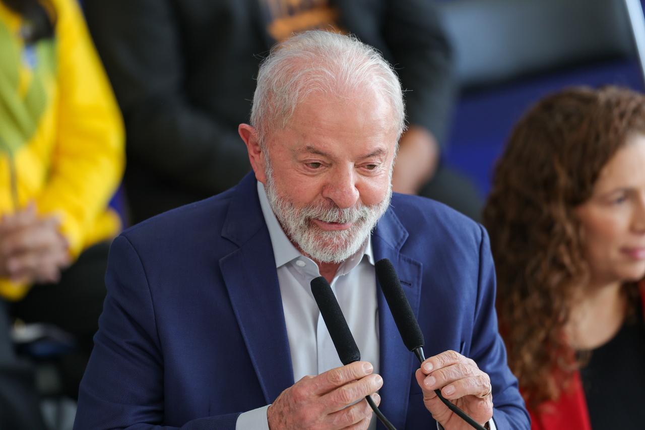 Lula discursando em cerimônia no Palácio do Planalto vestindo paletó azul.