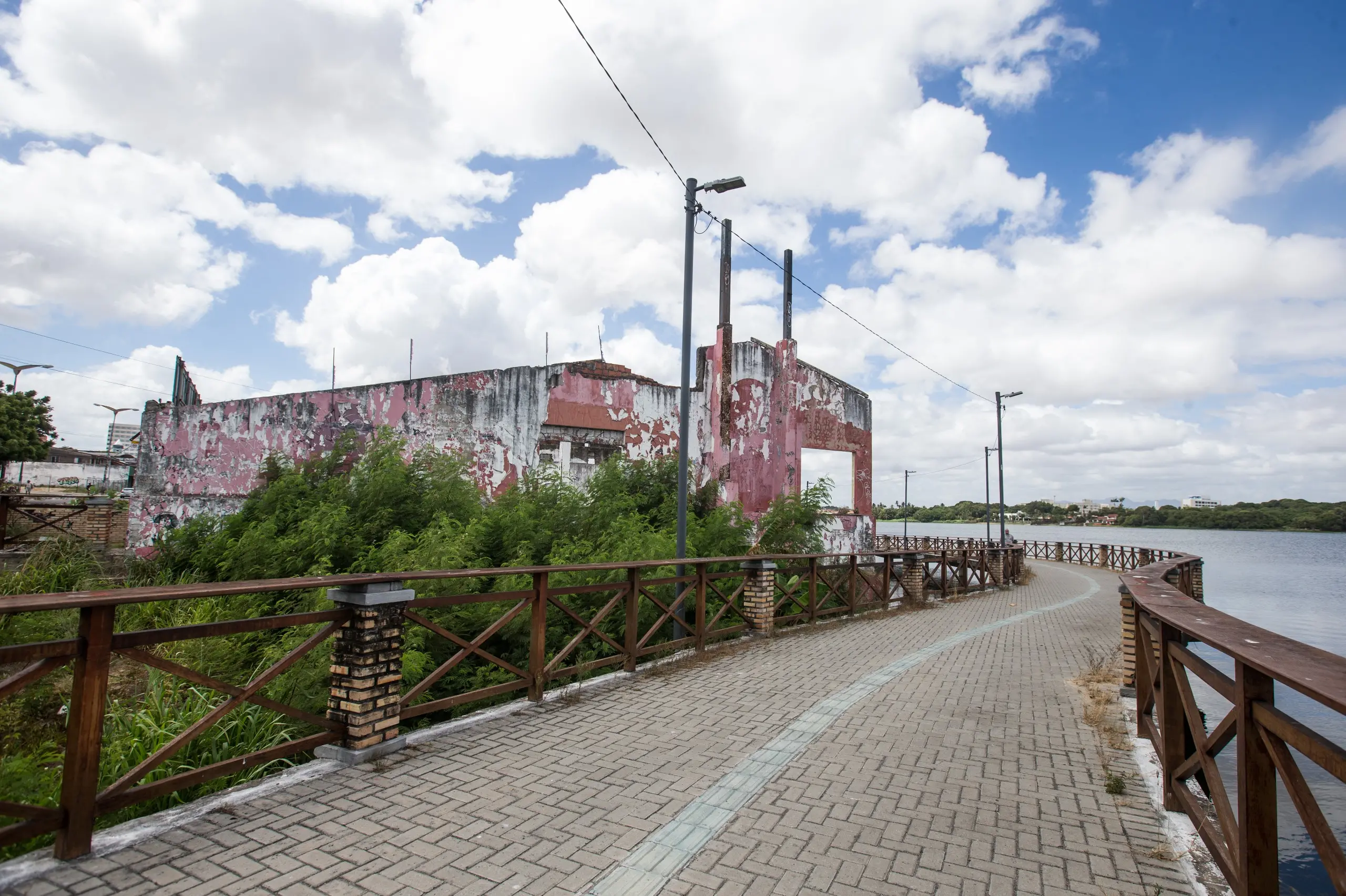 Foto que contém ruínas de empreendimento comercial na avenida Frei Cirilo.