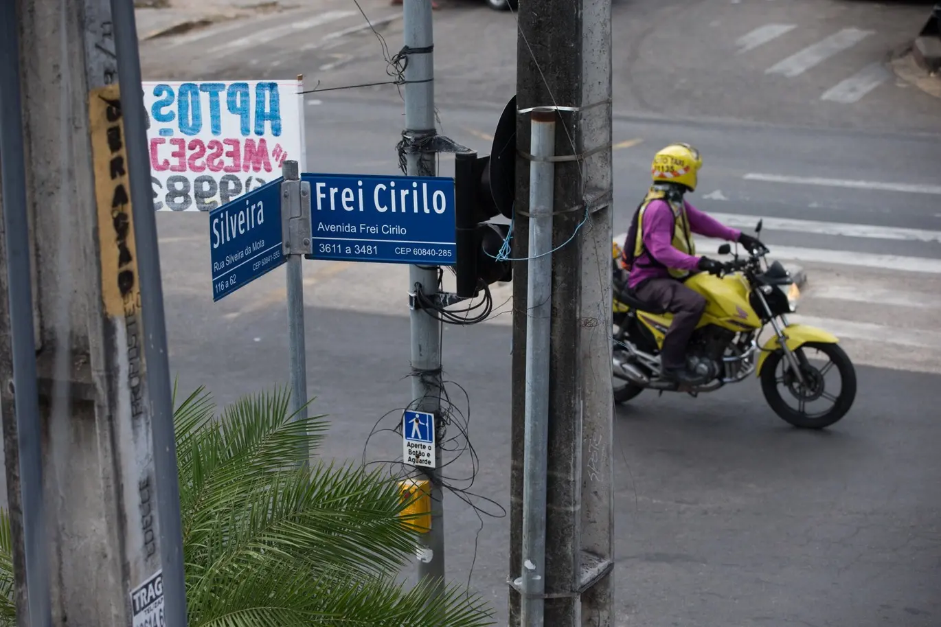 Foto que contém placa da avenida Frei Cirilo, na Messejana, no cruzamento com a rua Silveira Mota.