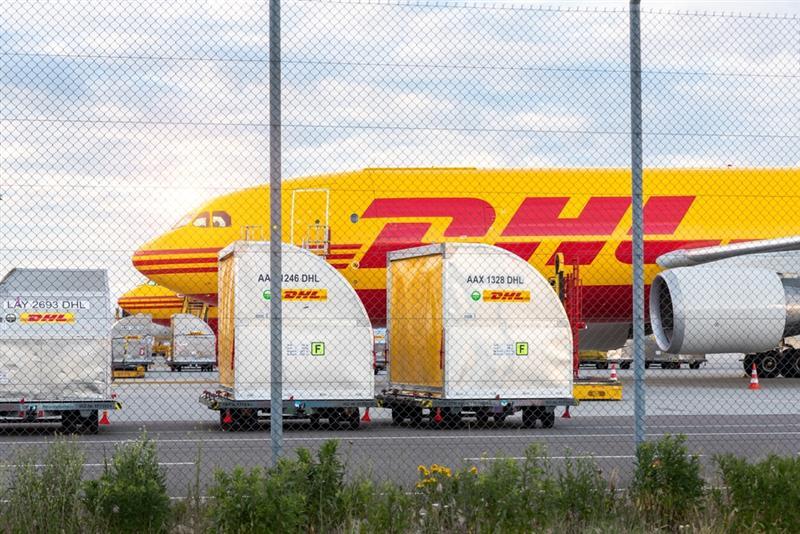 Imagem mostra avião amarelo da empresa DHL.