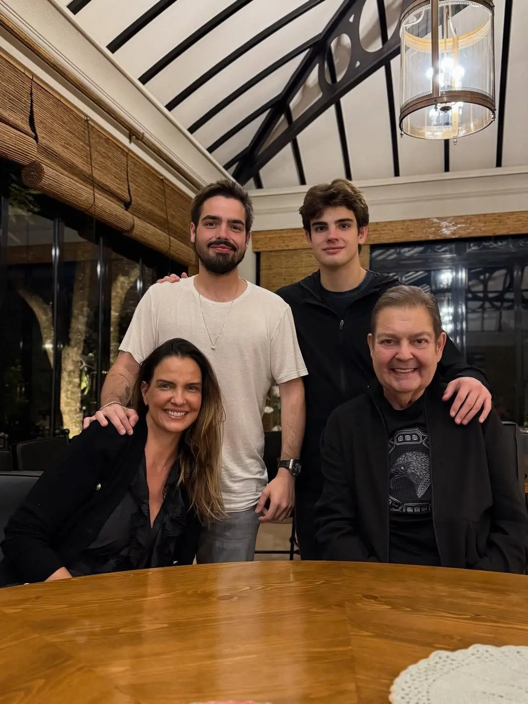 O registro mostra Faustão celebrando 24 anos de casamento ao lado de parte da família.