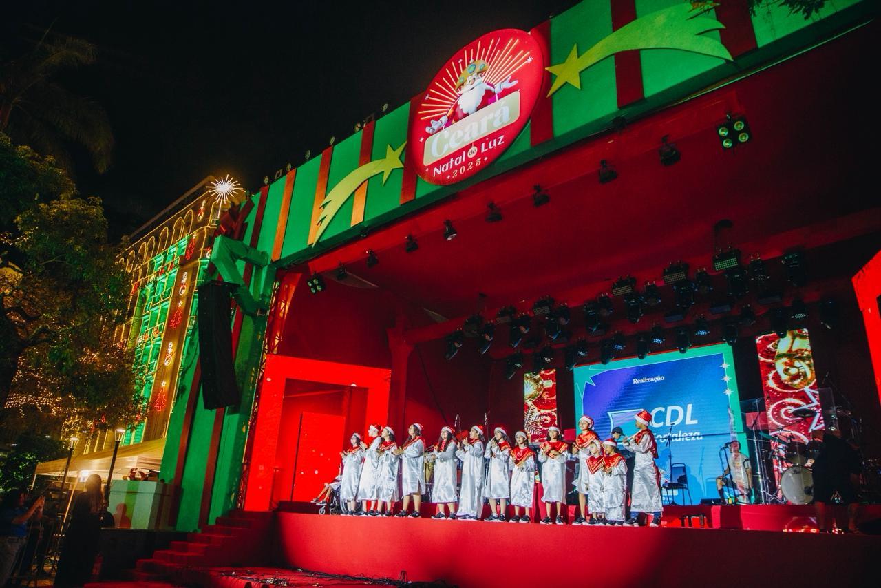 imagem mostra crianças em apresentação no lançamento do Ceará Natal de Luz.