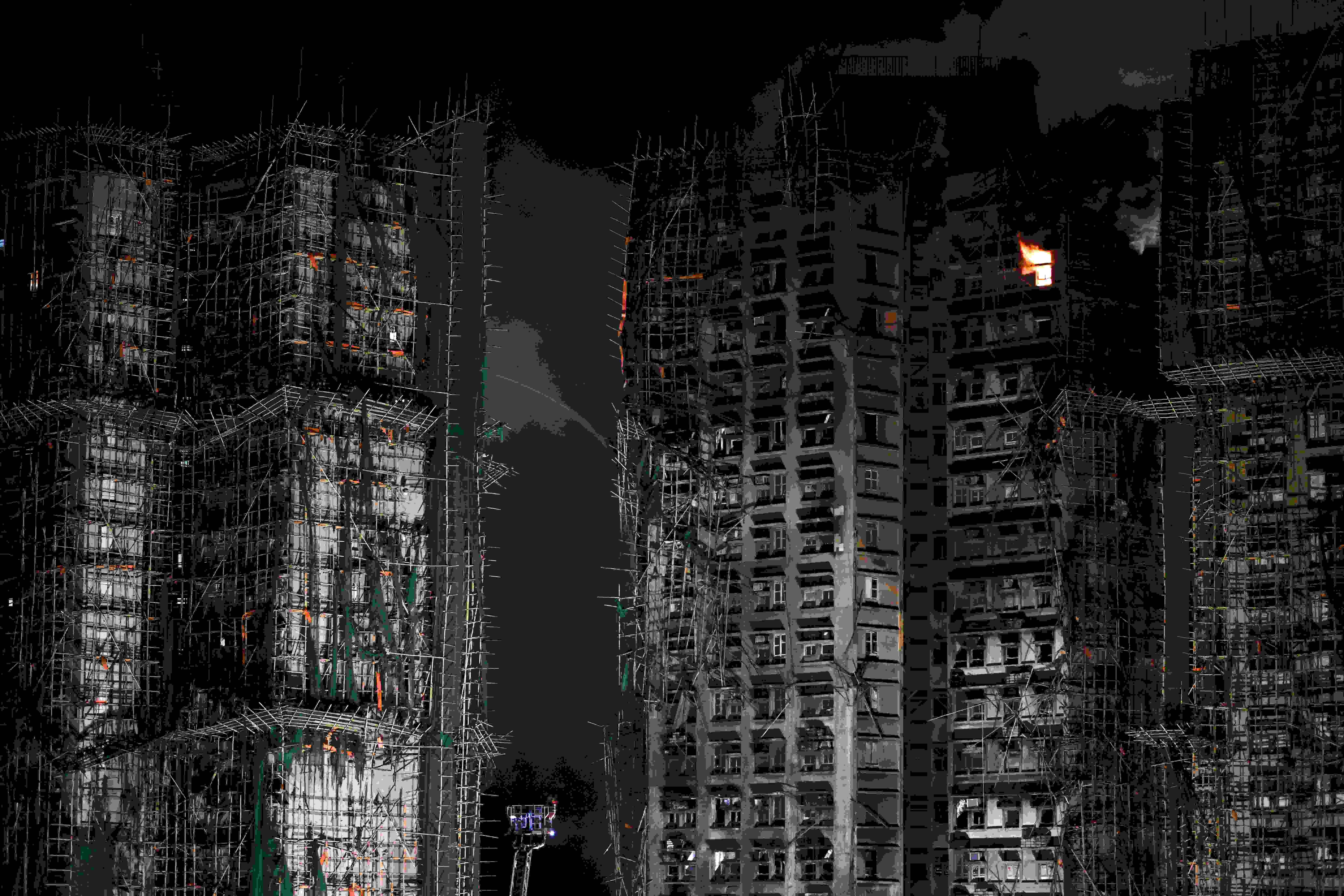 Uma visão geral mostra as consequências de um grande incêndio que atingiu vários blocos de apartamentos no empreendimento residencial Wang Fuk Court, no distrito de Tai Po em Hong Kong, em 27 de novembro de 2025.