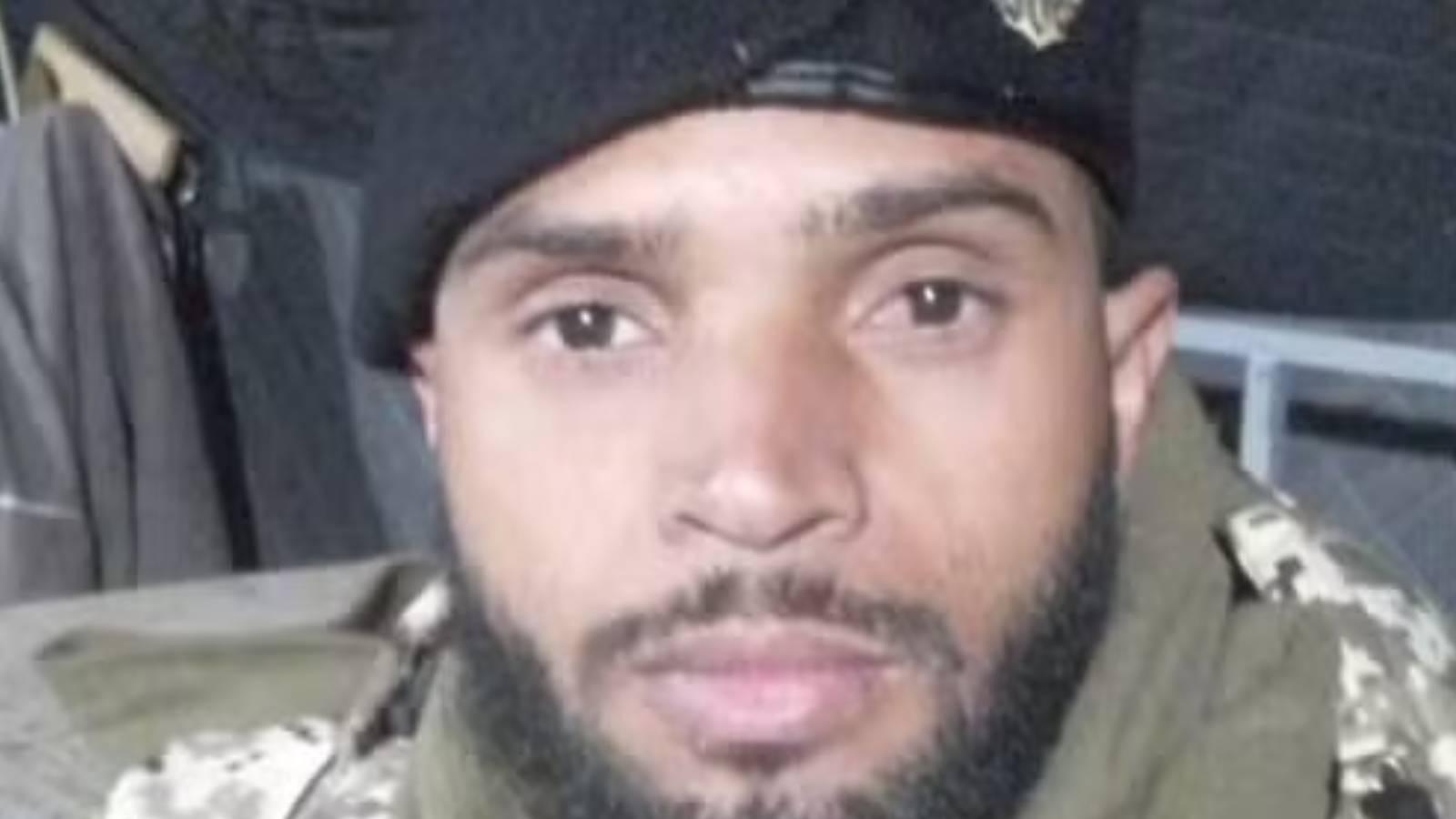 Imagem mostra o brasileiro Daniel Lucas de Campos, que morreu ao servir como soldado na guerra da Ucrânia, vestindo com uniforme militar em selfie.