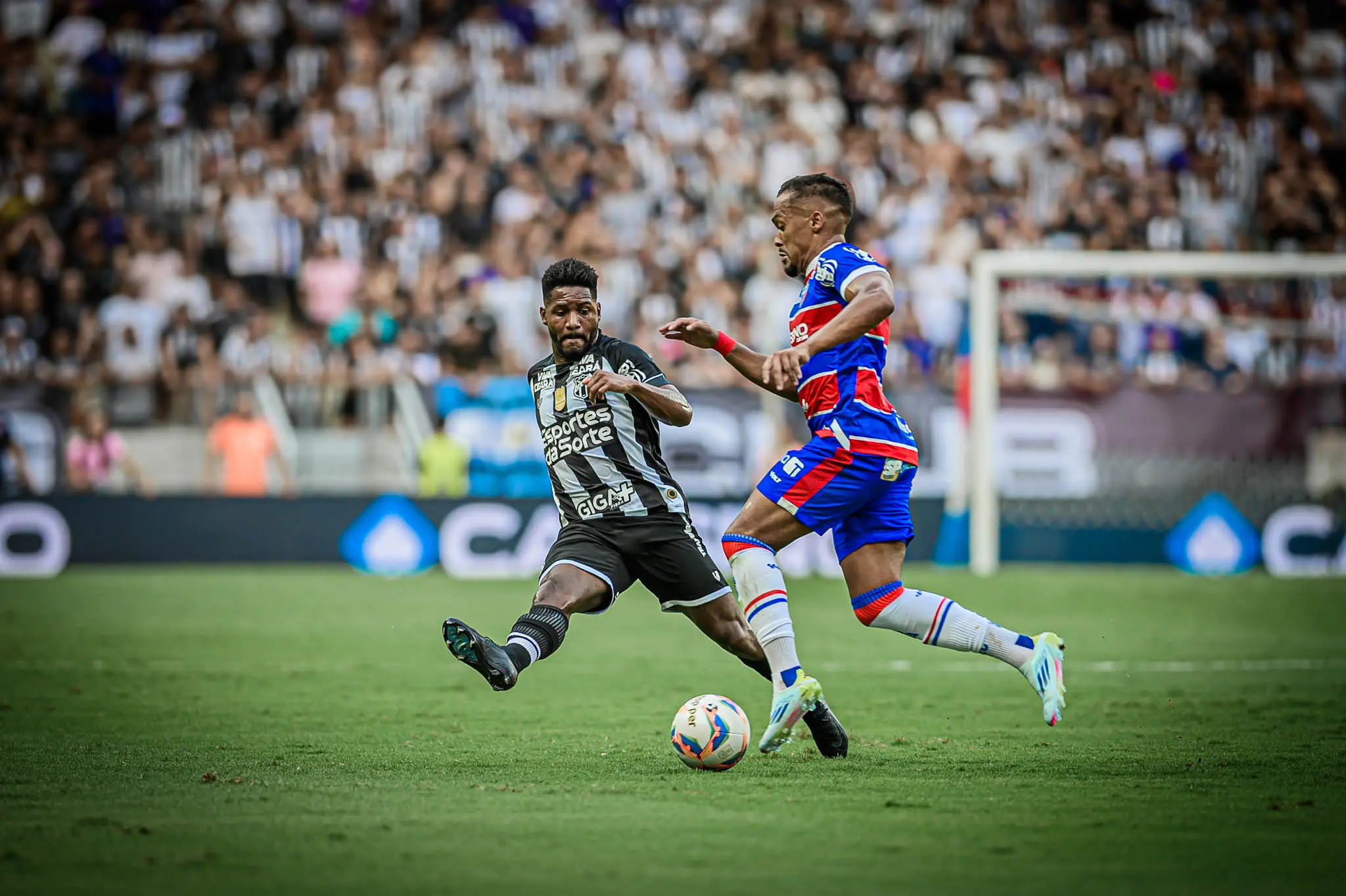 Atletas de Ceará e Fortaleza disputam bola no Clássico-Rei