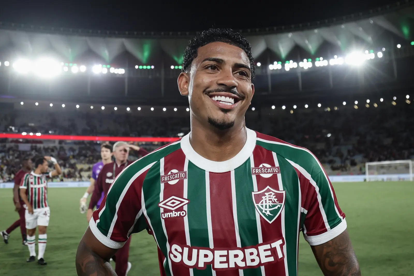 Atleta do Fluminense  comemora gol