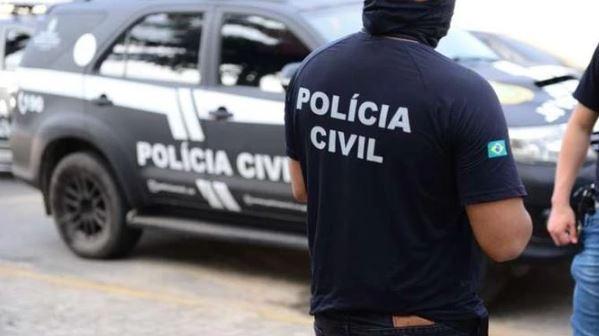 policial civil de costas e viatura da pcce.
