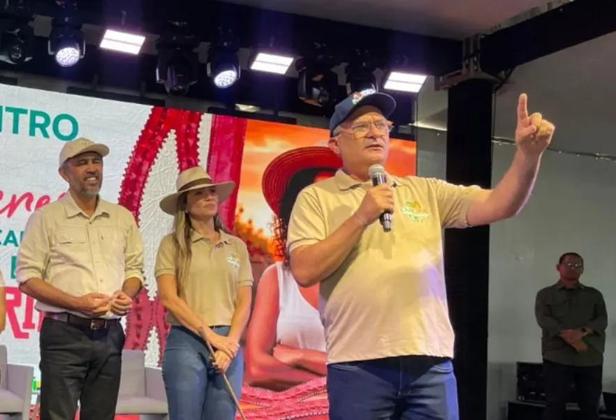 Foto que contém Amílcar Silveira, presidente da Faec. Ele está em primeiro plano, com blusa amarelo-claro e um boné azul-escuro.