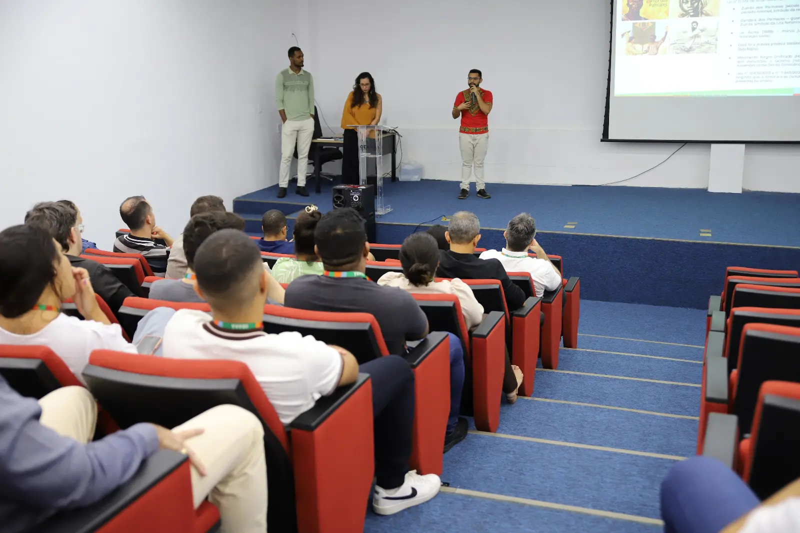 pessoas ouvindo palestra sobre racismo