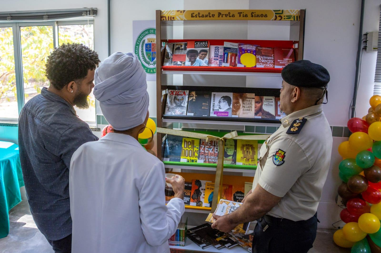 aesp representantes em frente a estante aberta ao publico.