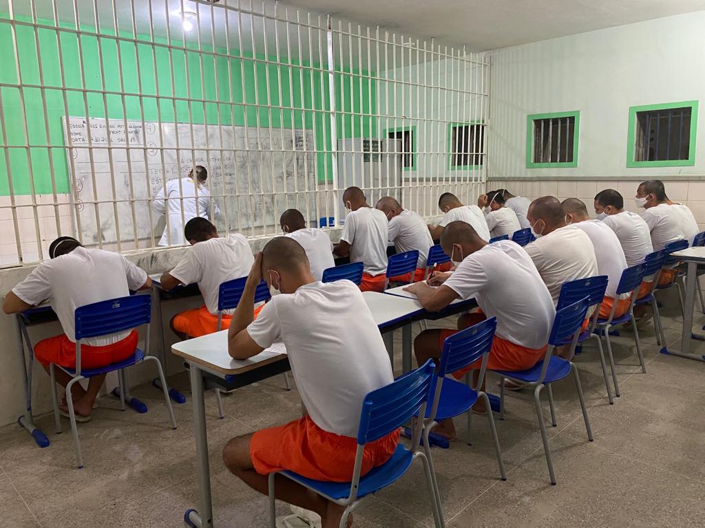 presos na aula de letramento, foto presidio.