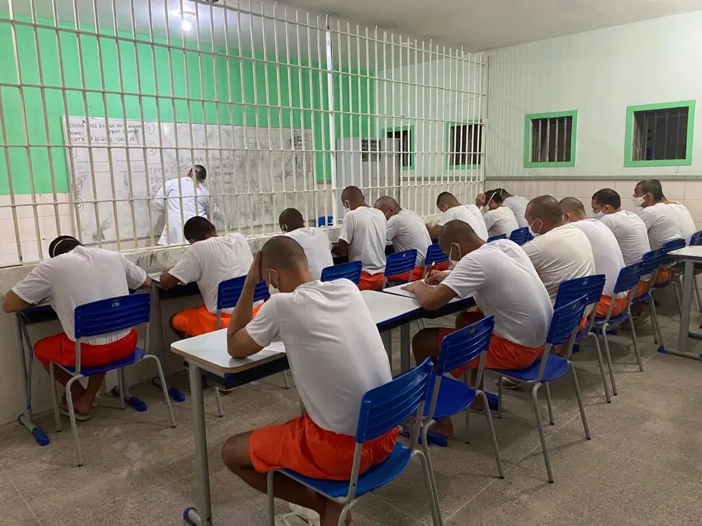 presos na aula de letramento, foto presidio.